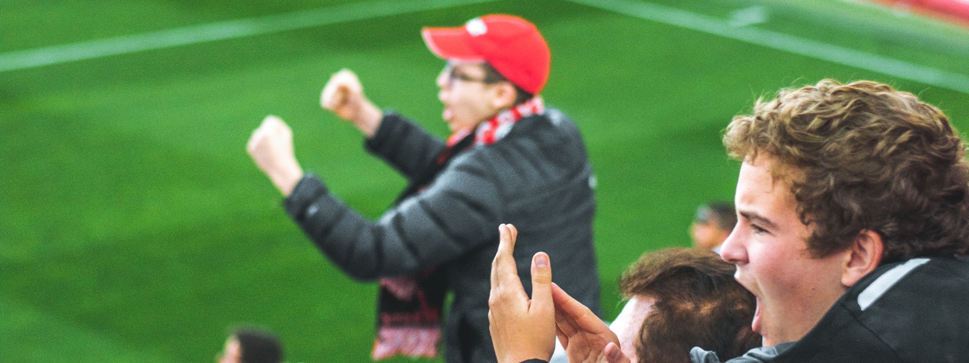 Supporters de football dans les tribunes avant le coup d'envoi