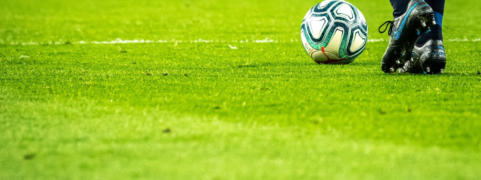 Pelouse d'un stade de football vue des tribunes