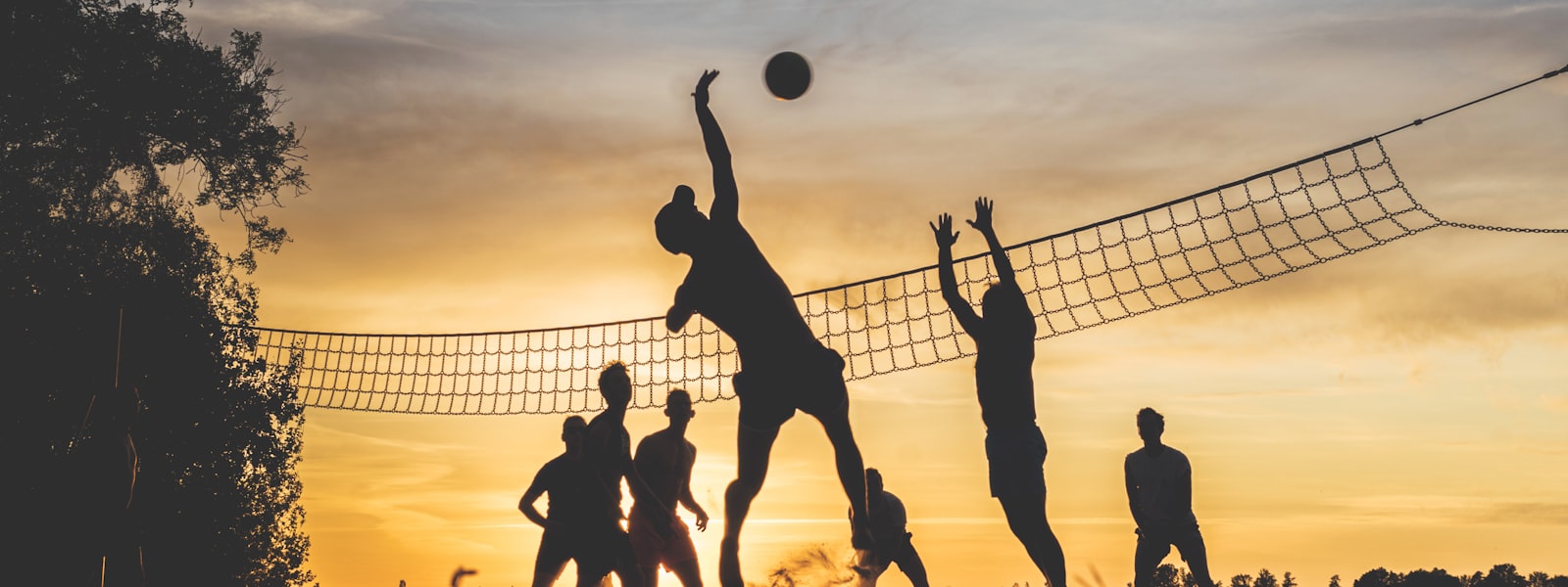 Terrain de volley pendant un point disputé