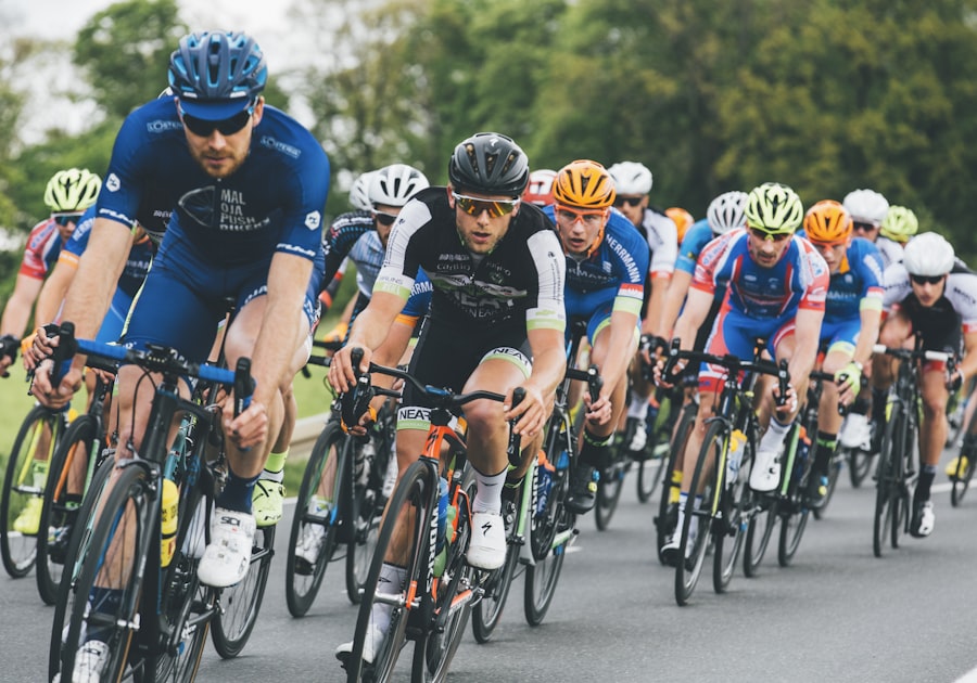 Peloton cycliste lancé sur route ouverte