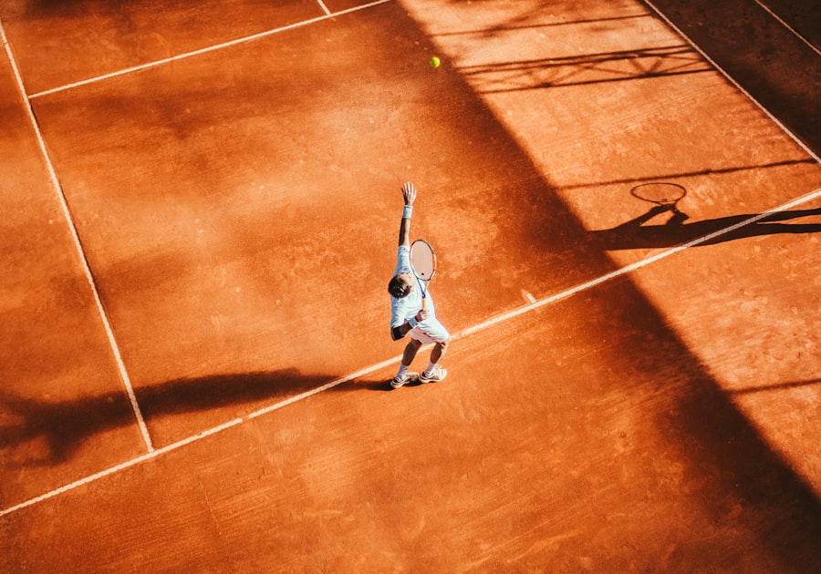 Joueuse de tennis à la frappe sur terre battue